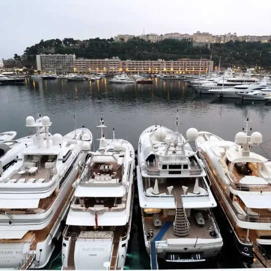 Yacht au port de Monaco<br />
